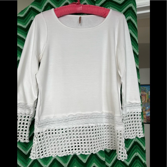 Adorable white tee that will give a little kick to jeans or whatever! - Picture 1 of 10